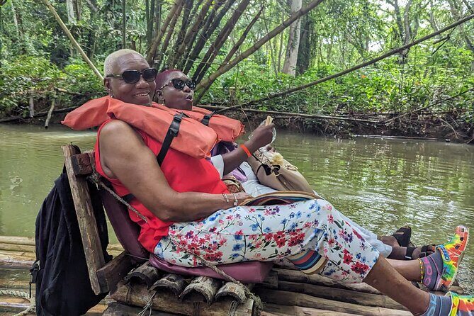Bamboo Rafting Experience on the Martha Brea - The bamboo raft on the Martha Brae River: what the 1 hour 15 minutes feels like