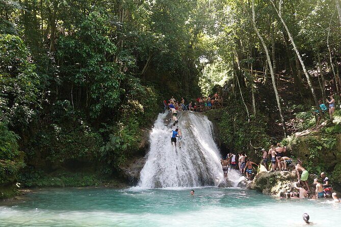 Blue Hole Ocho Rios - Rope swing and cliff jumping: the fun comes with real footing