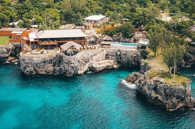 Day-Trip to Rick's Cafe from Montego Bay - Watching cliff jumpers up close, with optional action