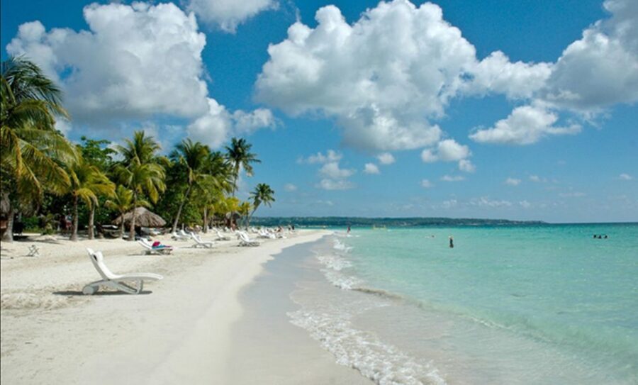 From Falmouth/Ocho Rios: Negril Beach and Catamaran Cruise - The quick shopping and Margaritaville break