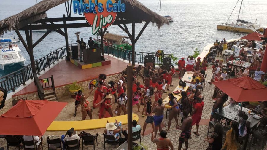 From Montego Bay: Negril Beach & Rick's Cafe Sunset Day Trip - Rick’s Café: cliff edge views, sunset timing, and the 35-ft jump option