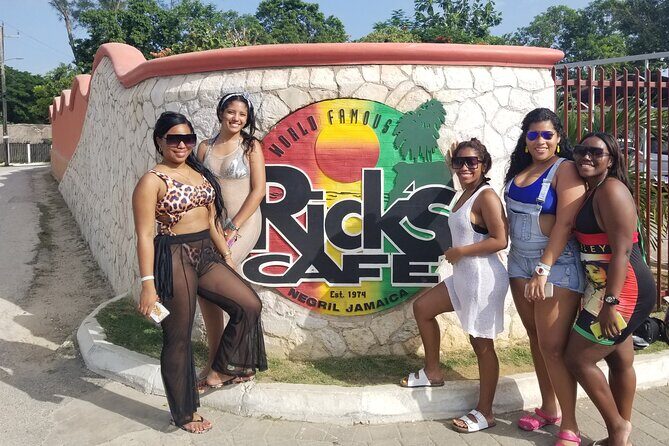 Negril Seven Miles Beach Day and Rick's Cafe Sunset Private Tour - Rick’s Cafe at Golden Hour for Cliff Jumpers