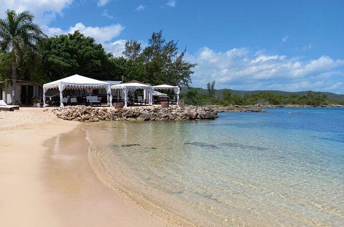 Ocho Rios: Bamboo Beach Club VIP Access with Lunch and Cocktails - Cocktails and the mixology demo: the day’s fun tempo